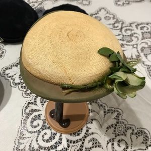 Vintage 1940s straw pillbox hat